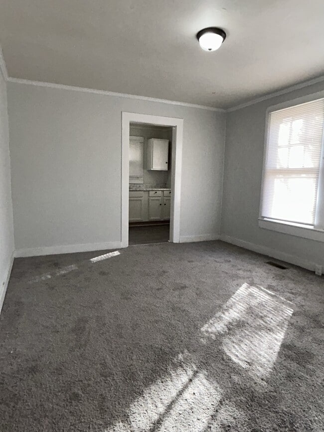 Building Photo - 2 Bedroom 1 Bathroom