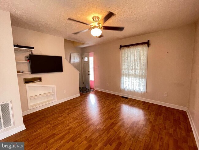 Foto del edificio - 588 Wakefield Dr