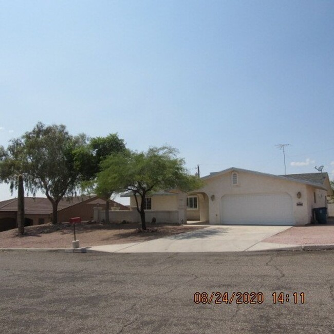 Building Photo - 3 Bedroom Pool Home with RV Parking