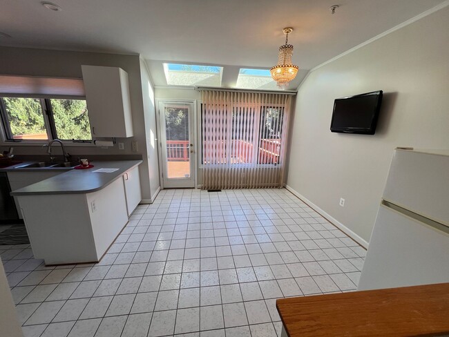 Building Photo - Spacious 4-Bedroom, 3.5-Bath Row House wit...