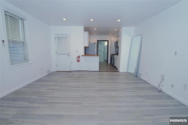 Building Photo - 454 Undercliff Ave