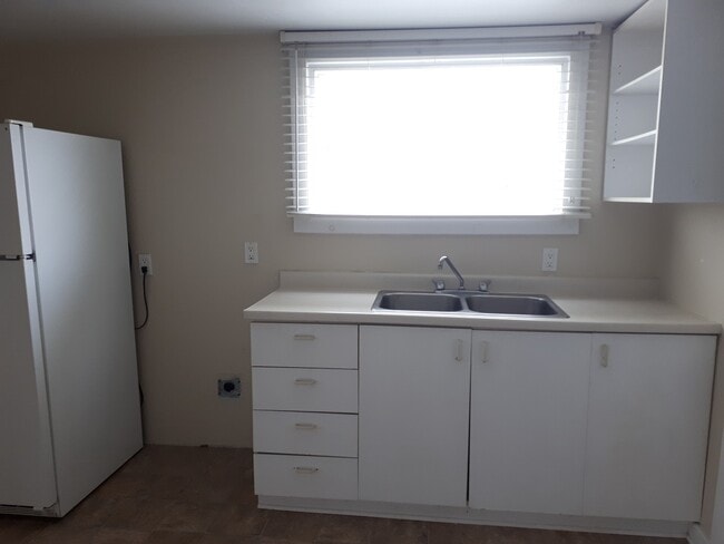 Building Photo - 184 Christina St S