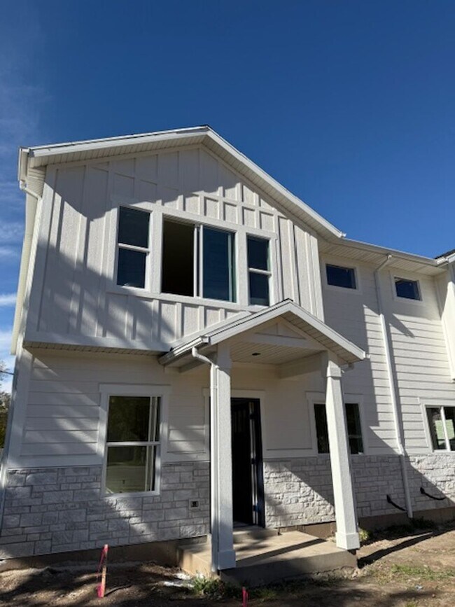 Foto del edificio - Half off first months rent - Beautiful townhome with 2 car garage, Central Air and Master Suite