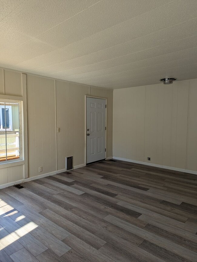 Building Photo - Newly remodeled