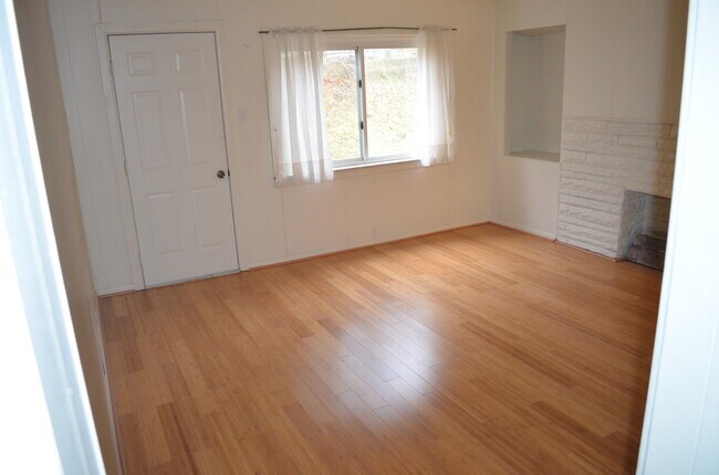 Foto del edificio - AVAILABLE JULY 2026 - Beautiful 2 Bedroom Home in South Side Slopes!