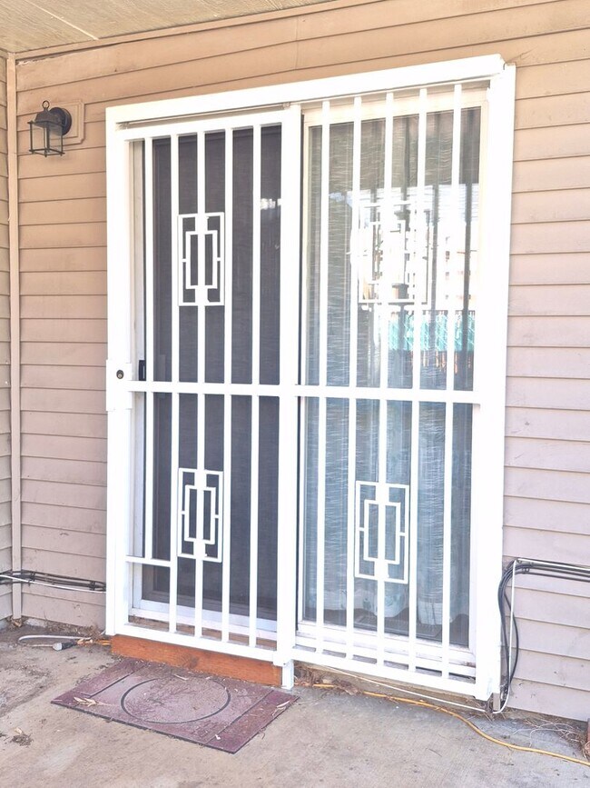 Foto del edificio - 3 bedroom, 2 bath house in the Brentwood-D...