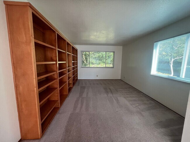 Foto del edificio - Spacious 4bed 2bath home available now!