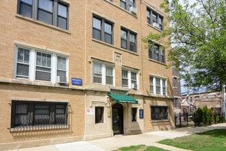 Building Photo - 824 W Waveland