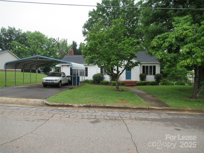 Building Photo - 106 E Klutz St