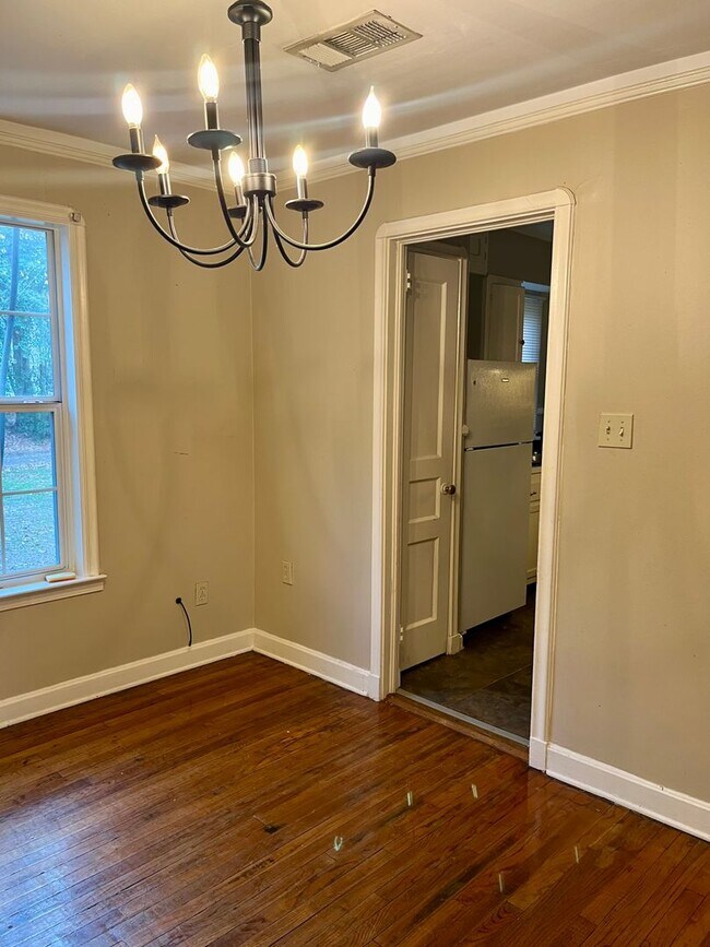 Building Photo - Great location in Garden District seconds ...