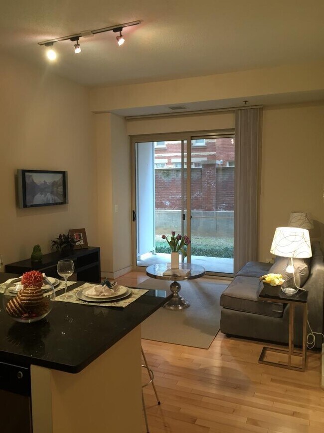 Foto del edificio - 7500 Woodmont Ave