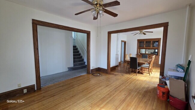 Foto del edificio - 6 Bed 2 bath FRESH PAINT - Single Family H...