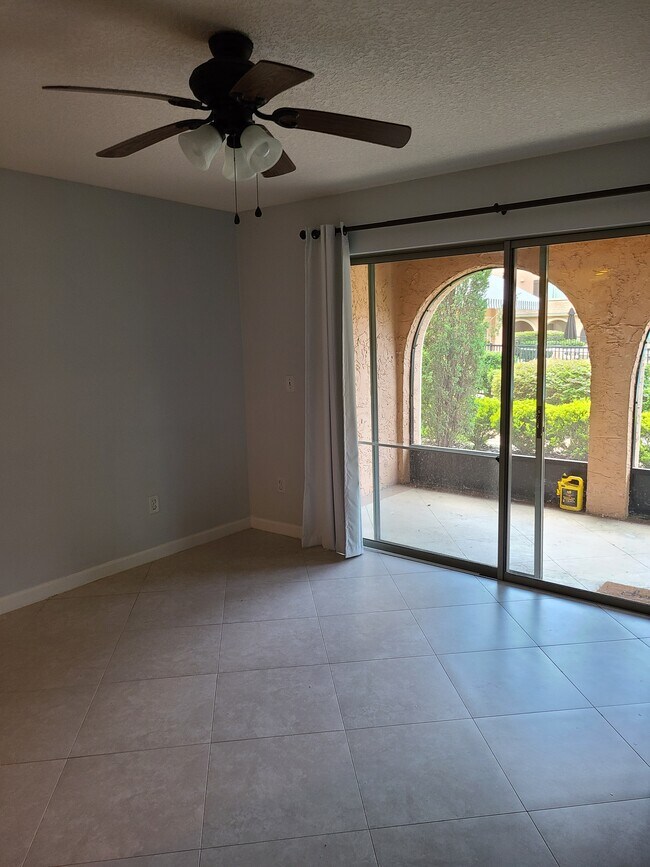 Foto del edificio - 5375 Ortega Farms Blvd