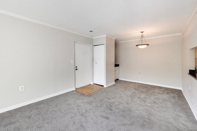 Building Photo - Clean & Fresh 2 + 2 close to METRO!