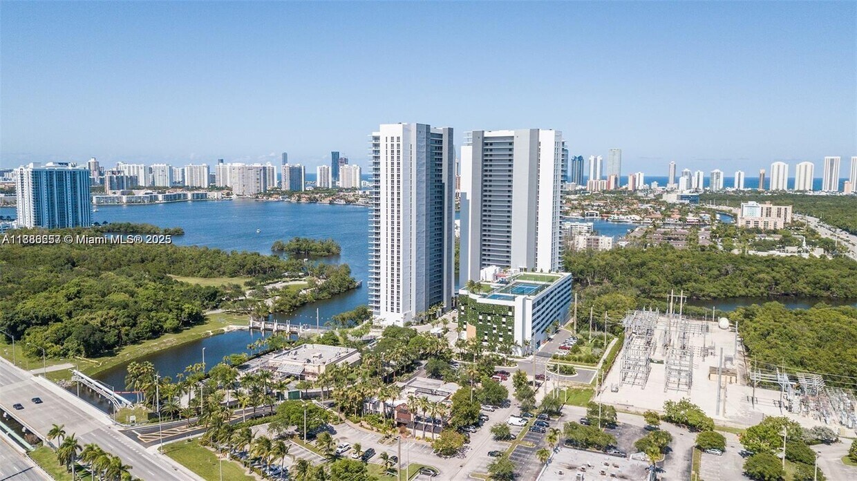 Foto principal - 16385 Biscayne Blvd