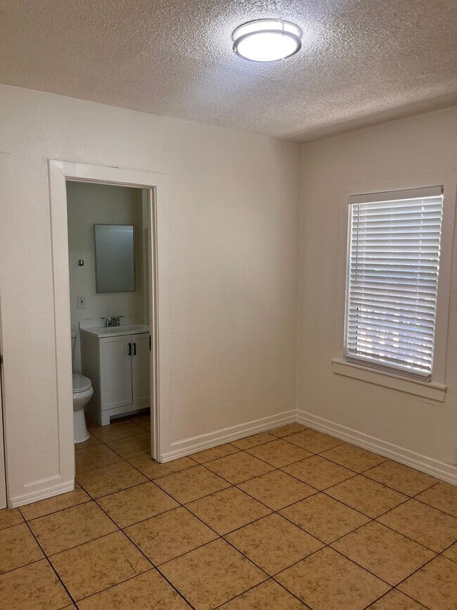 Foto del edificio - 361 W 16th St