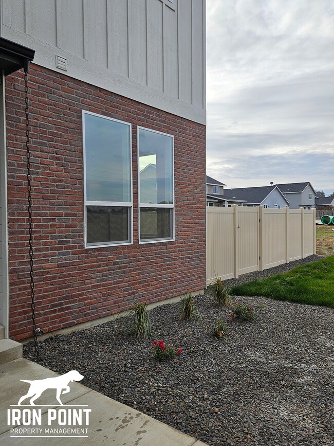 Foto del edificio - Brand New, Never-Lived-In 3-Bed, 2.5-Bath Townhome in Caldwell, ID – $500 Holiday Move-In Special!