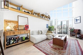 Building Photo - 255 Richmond St E