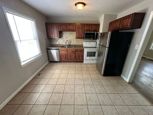 Building Photo - 613 N Sunset Dr