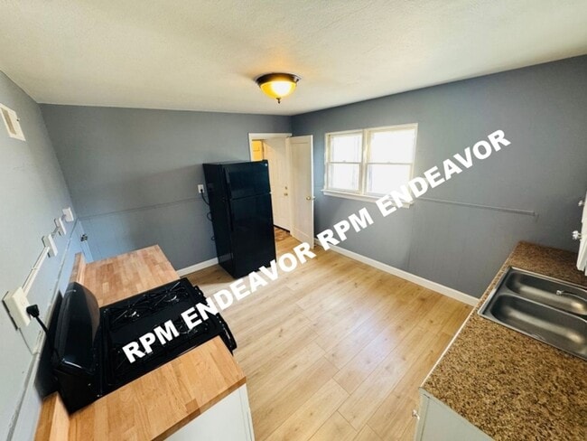 Building Photo - 2-Bed Home with Flex Room + New Appliances!