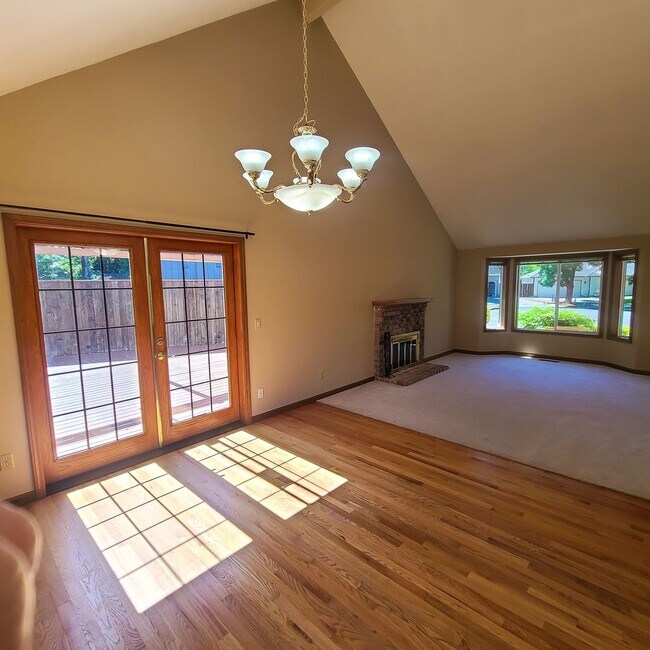 Building Photo - Spaceous 1740 sq ft 3 bedroom 2.5 bath hom...