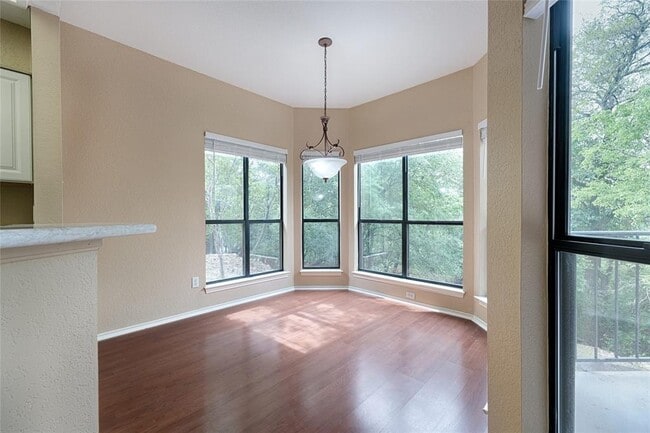 Foto del edificio - 4711 Spicewood Springs Rd