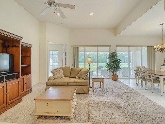 Building Photo - 8533 SE Palm Hammock Ln