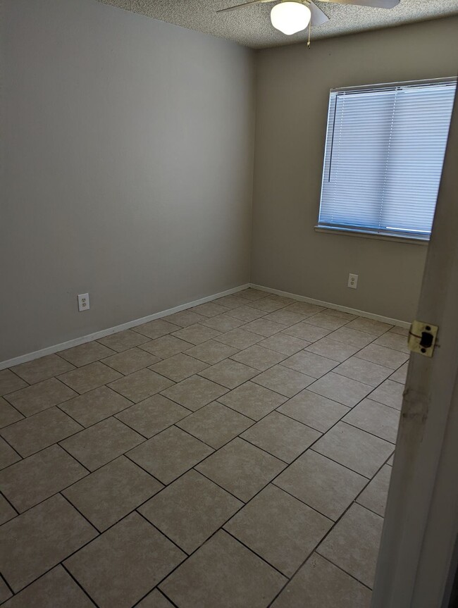 Building Photo - 6216 Ilanos Ln