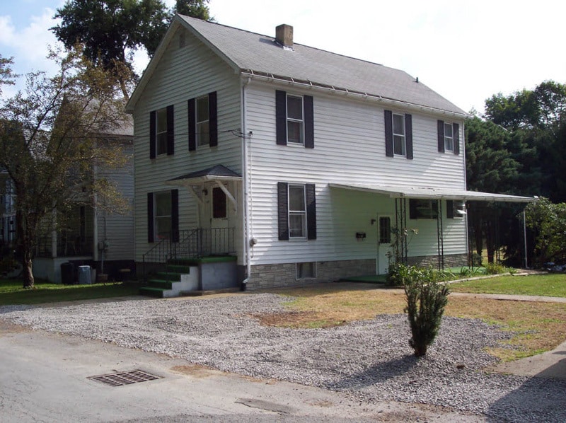 Primary Photo - Large Yard - 3 to 4 bedroom house near Mar...
