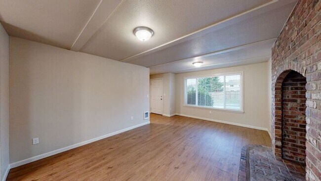 Building Photo - Beautiful 3 Bedroom 2 Bath Duplex for Rent...