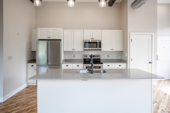 1HAB, 1,5BA - 859 ft² - The Lofts at Rockland Silk Mill