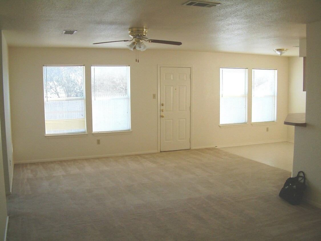 Foto del edificio - Very nice 3 bedroom 2 bath 2 car garage in...