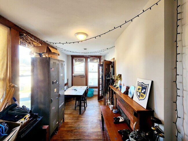 Foto del edificio - 6 Bed House with 2 Full Bath & 2 Half Bath...