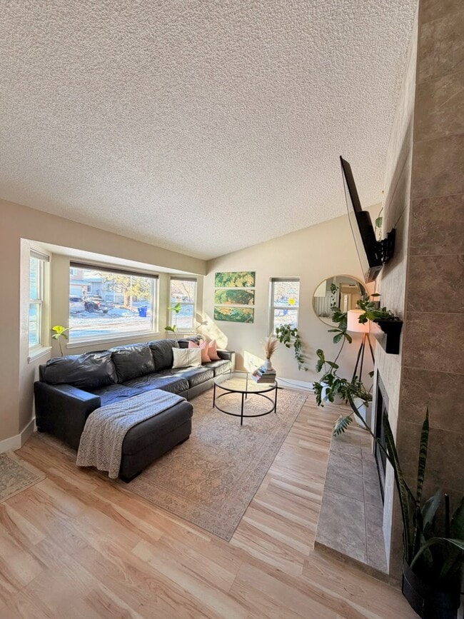 Building Photo - 5955 Wisteria Dr