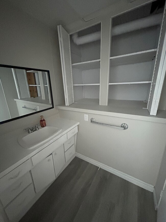 Building Photo - 483 Wellington St