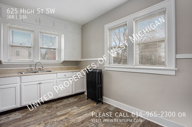 Foto del edificio - Available Now | 3 Bedroom Upper Unit Apart...