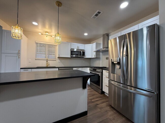 Foto del edificio - Beautifully Updated 2-Bedroom Home in Sandy!