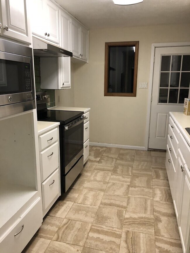 Building Photo - 3 br, 2 bath House - 6073 Edgewater Dr
