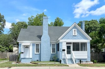 Building Photo - 2213-2215 Rosewood Dr