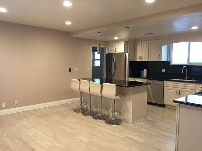 Foto del edificio - Single Story 3 Bedroom 2.5 Bath Home,