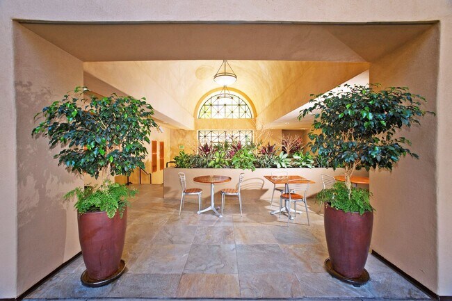 Foto del edificio - Expansive Marina District 2 Bedroom at Cit...