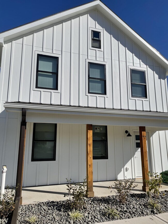 Building Photo - 512 Colorado St