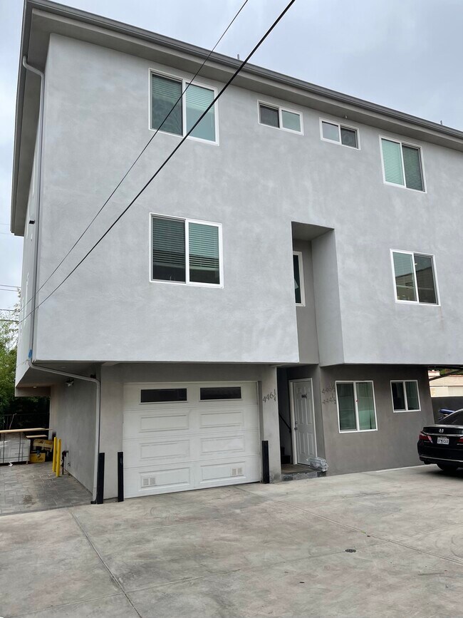 Building Photo - 446 N Stanley Ave