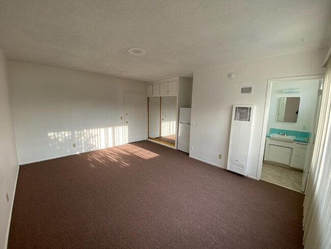 ROOM, CLOSET, REF, BATH - 3600 Motor Ave