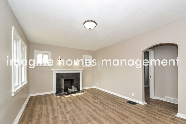 Building Photo - 3 Bedroom home, minutes from Kenwood Mall,...