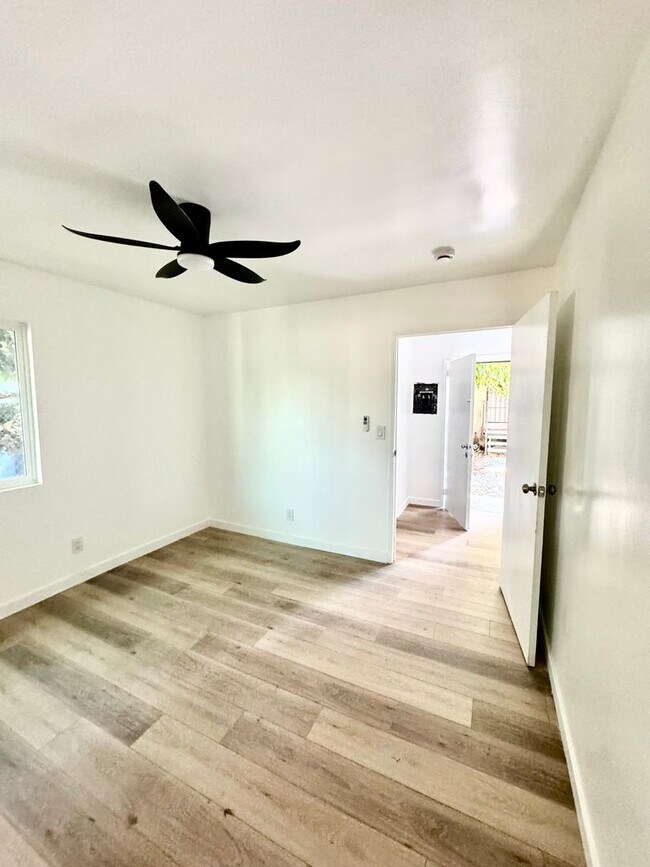 Foto del edificio - 2 Bedrooms /1 Bath ADU AVAILABLE NOW!