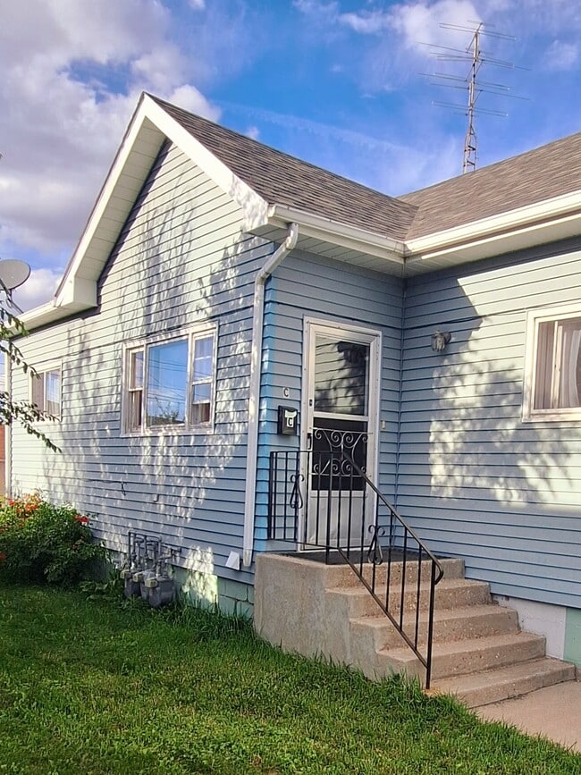 Building Photo - 1608 E 12th St