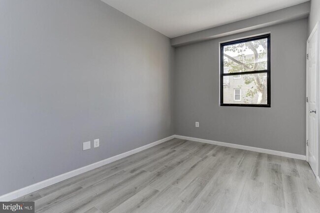 Building Photo - 400 S Highland Ave