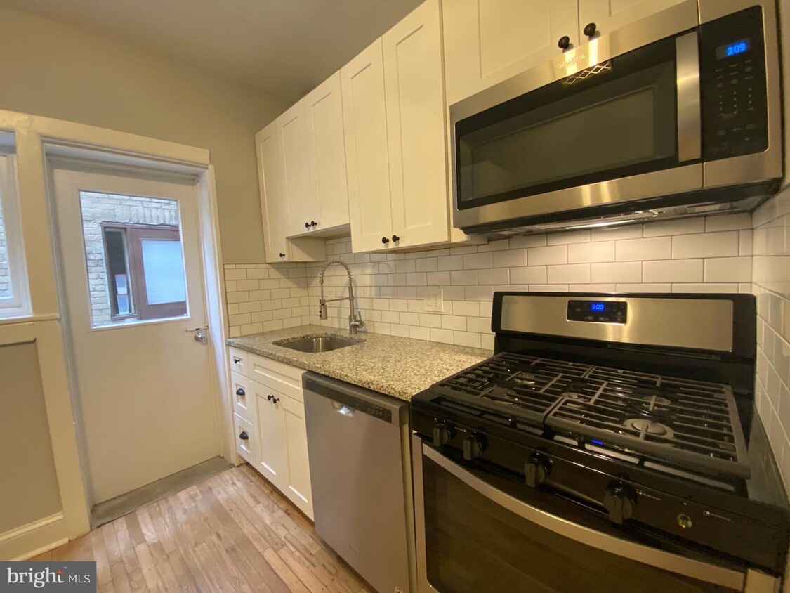 Primary Photo - 338 Lombard St
