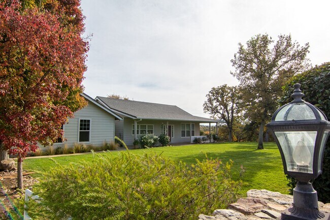 Foto del edificio - Country Home for Rent on Acreage | 3.5 Acres, 3 Car Garage, Deck, Pet Friendly